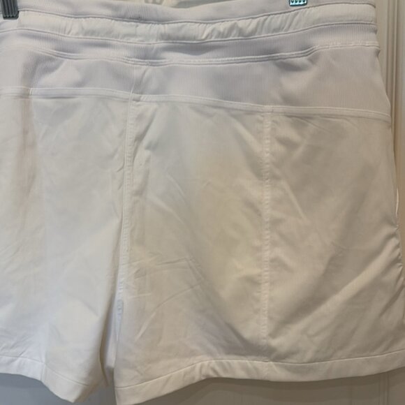 Size 14 Lululemon Dance Studio High-Rise Short 3.5" White Like new - Picture 9 of 12